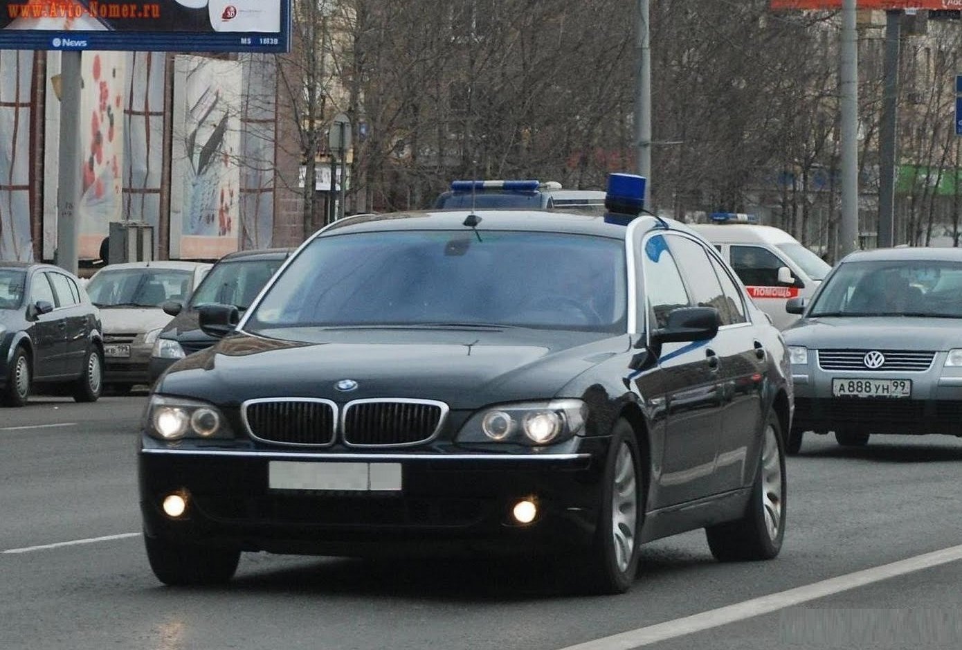 Иномарка с мигалками поворачивает в арку текст. BMW 7 ФСО. БМВ 7 С мигалкой. Пассат АМР С мигалками б5. БМВ м7 с ФСО.