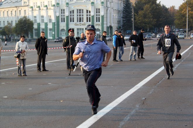 Убегать от полиции. Полиция бежит. Бежит от полиции. Бег от полиции. Милиционер бежит.