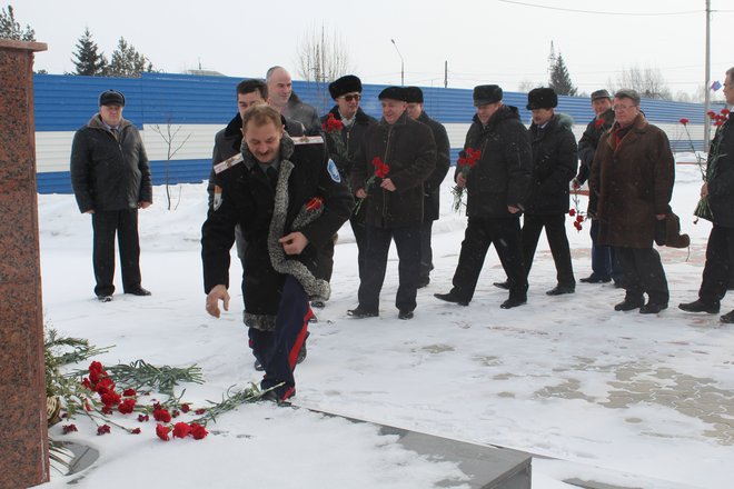 Погода в березовке красноярского. Глава Березовки Красноярский край. Военкомат Березовка Красноярский край. Глава поселка Березовка Красноярского края. Памятник Олейникову в Березовке Красноярского края.