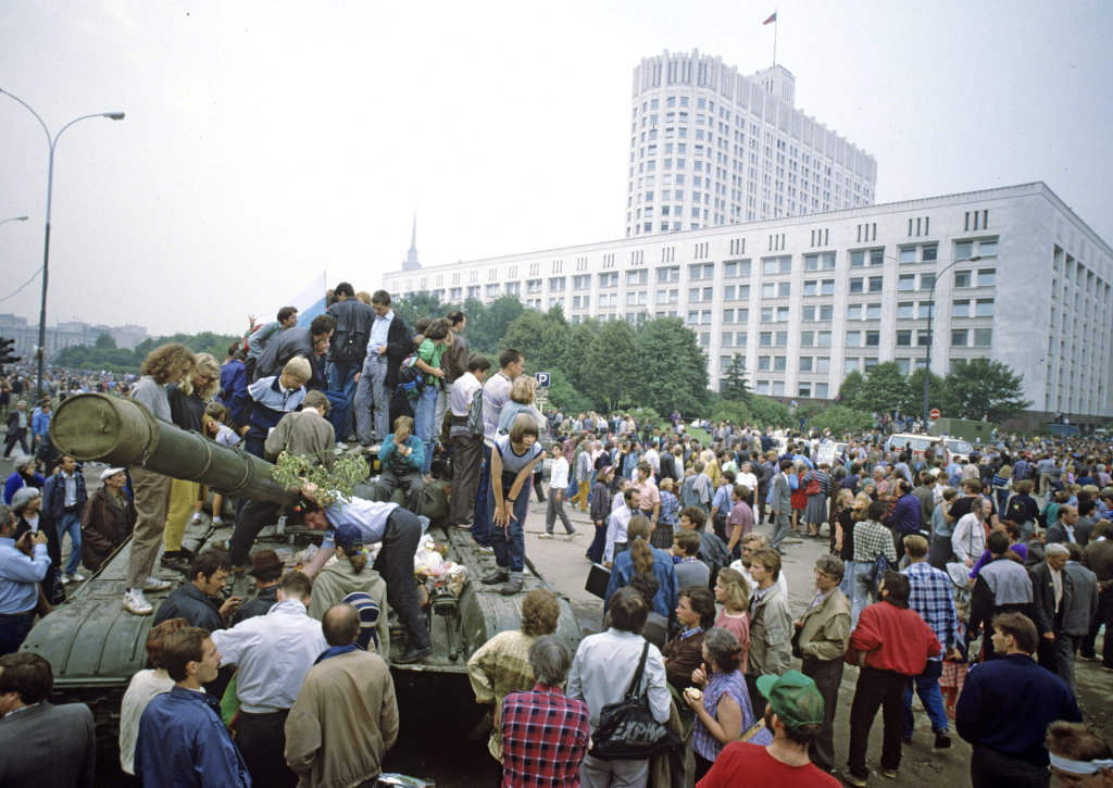 Перестройка 91. Августовский путч 1991 белый дом. Ельцин белый дом 1991. Танки в Москве 1991 Ельцин. Августовский путч ГКЧП.