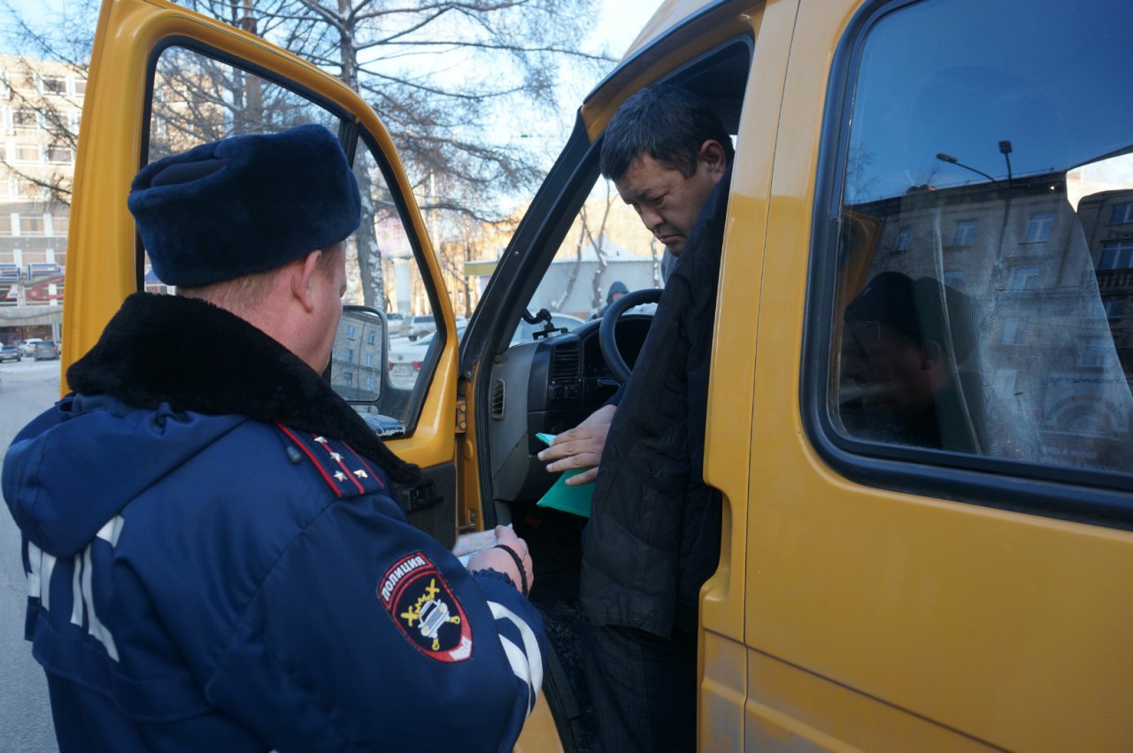 Автобус гаи. Профилактическая операция Автоперевозчик. Рейд ГИБДД по автобусам. Рейд по маршруткам. Перевозчик ГИБДД.